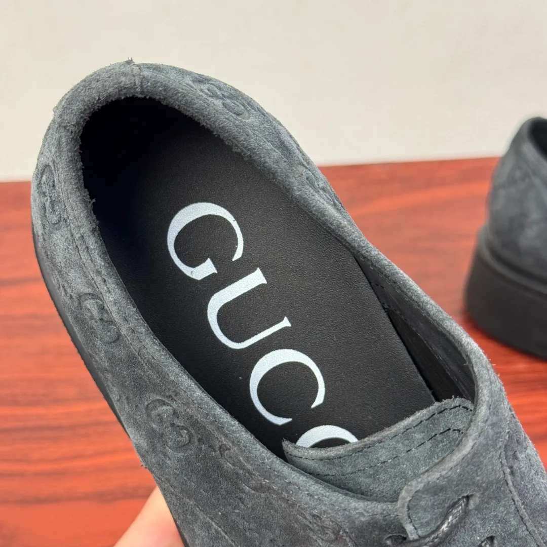 Batch 800 Gucci/Gucci new men's lace-up shoes with GG details, suede leather derby shoes! Rooted in the brand's heritage, these men's lace-up shoes are crafted from suede calfskin and embellished with GG-print embossed suede details in homage to Gucci's iconic monogram. The rubber sole decorated with GG pattern adds a touch of modern fashion to this design. Typical three-joint style design. European and American classic version, full calfskin lining. The overall upper texture is soft and the lining is comfortable and breathable. 2CM thickened soft rubber sole, easy to control. Versatile and stylish upper foot, multiple colors available to meet different matching needs, complete package! Size: 39-40-41-42-43-44 leather shoe size (can be customized to 38.45) Item number: 7826Z suede gray